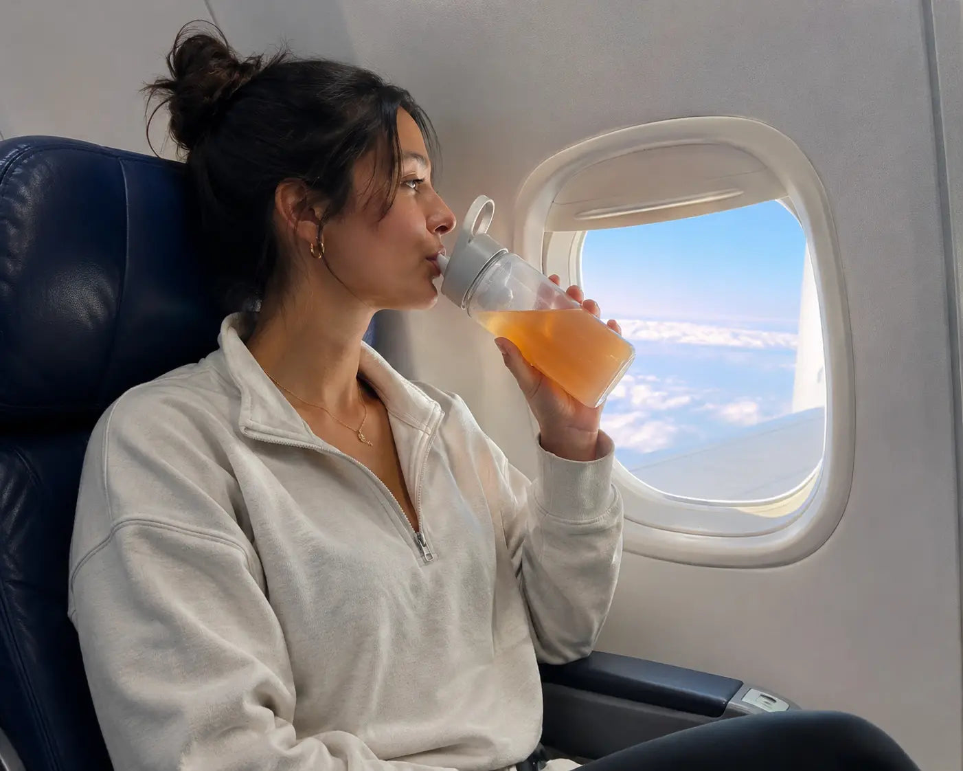 Hidratare în Avion: Ce Să Bei într-un Zbor Lung ca să Eviți Jet Lag-ul (Ghid 2026)